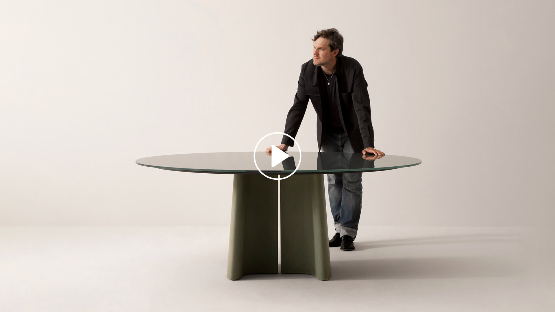 Sebastian Herkner with the Tara table. Play the film